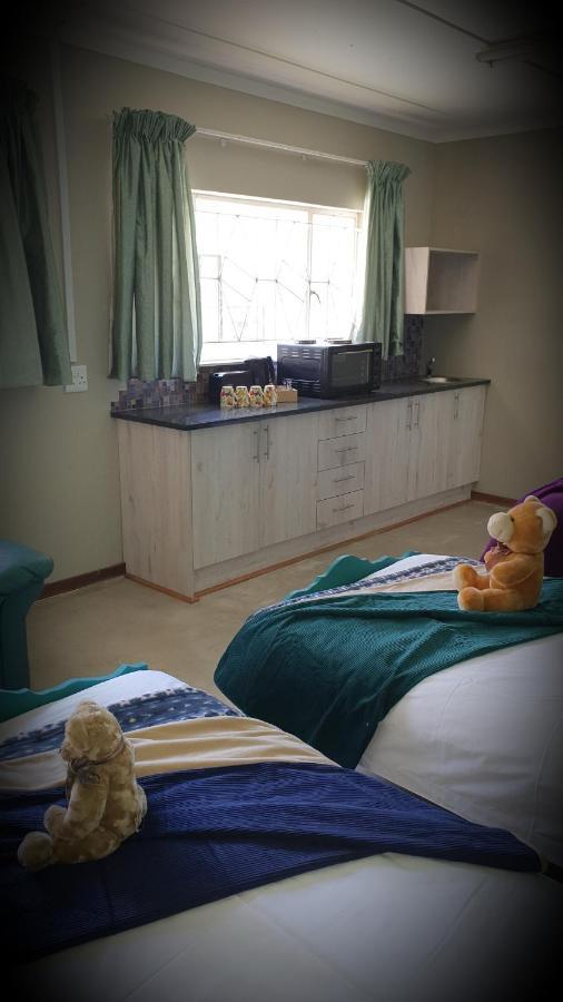 Iszis Guest House 블룸폰테인 외부 사진